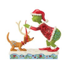 Load image into Gallery viewer, Grinch Tying Antlers Max Fig 6018955