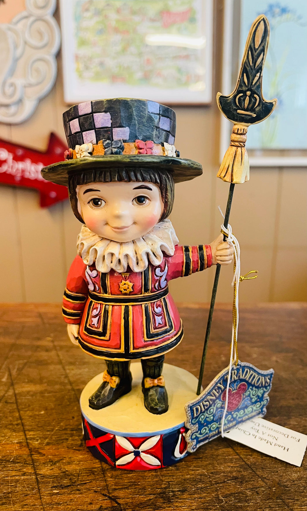 Jim shore, Disney traditions, “Welcome to England”